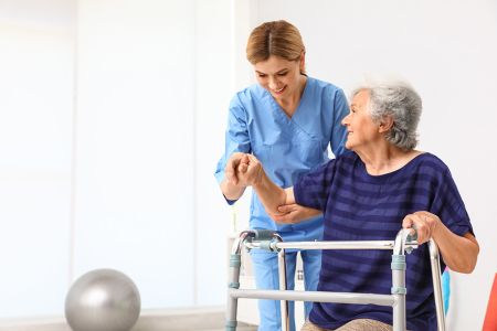 Foto: Pflegerin mit alter Dame